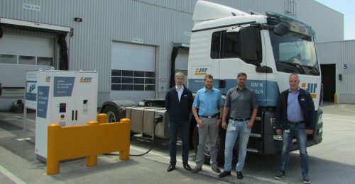 Inbetriebnahme e-Ladesäule im Werk Zwickau [v.l.n.r. Matthias Thom (IAV), Lars Keller, Tobias Raspe (beide Volkswagen Sachsen), Sven Hönicke (IAV)]